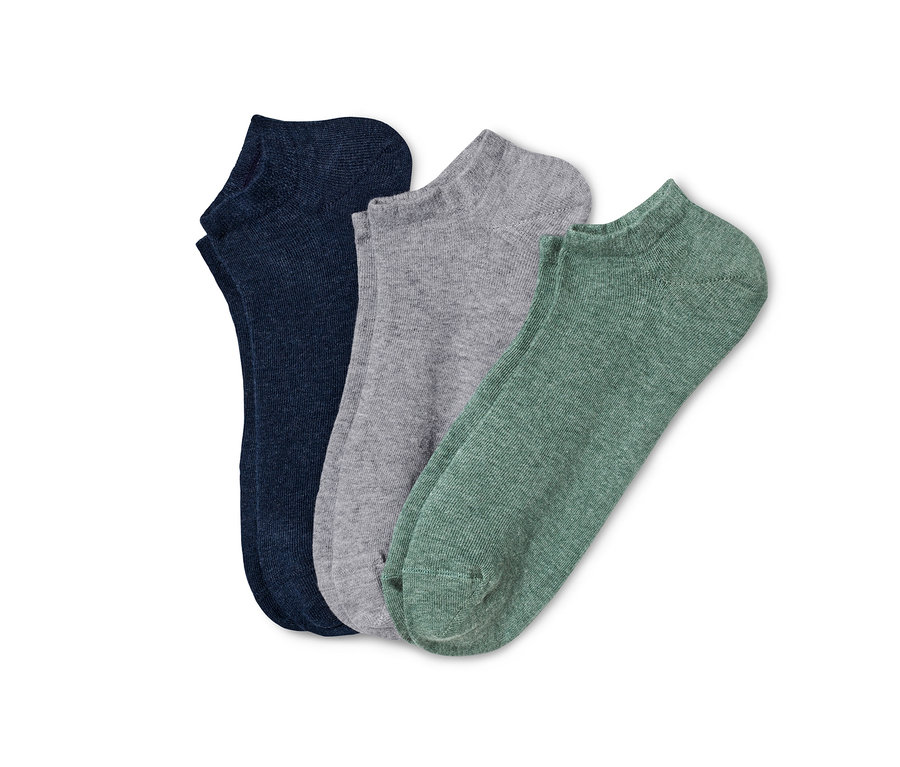 Drei Paar Sneakersocken liegen nebeneinander.