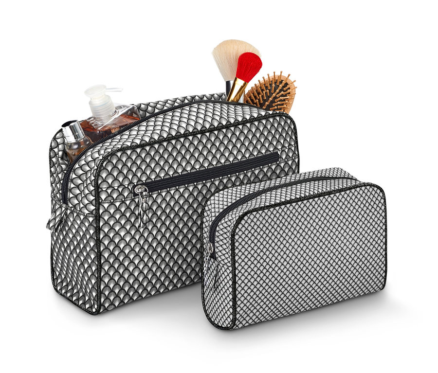 Ein Kulturtaschen-Set mit schwarz-weißem Muster und Reißverschluss.