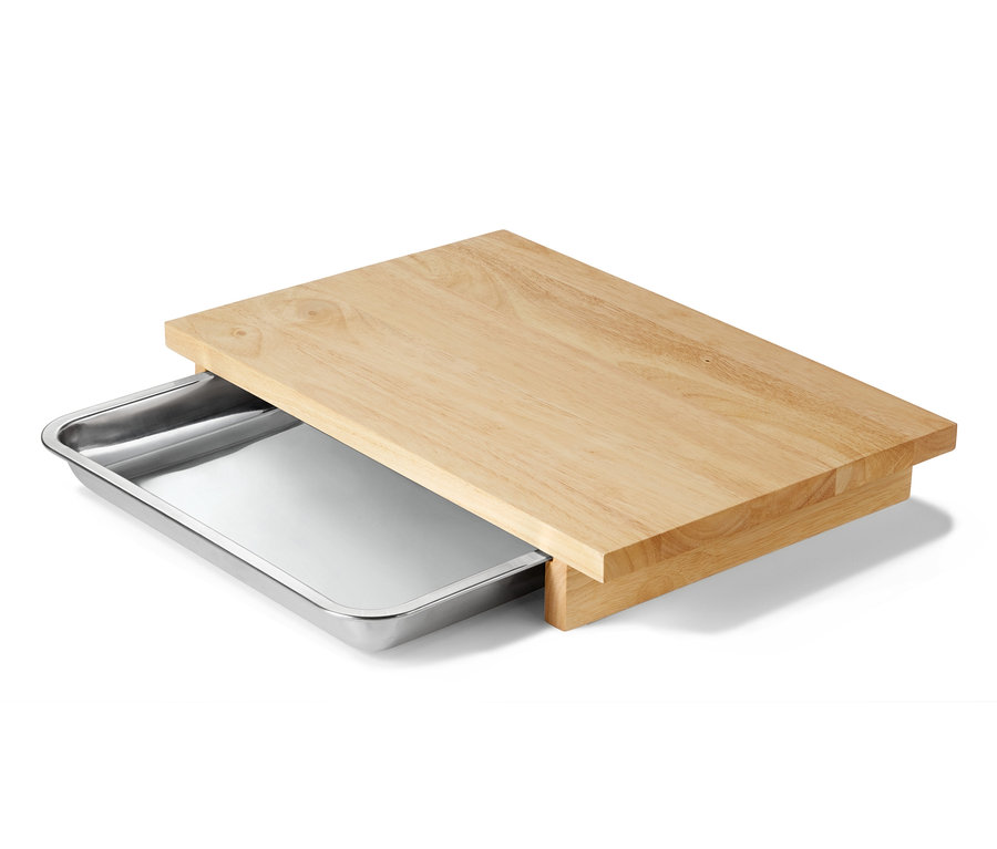 Holzschneidebrett mit Edelstahlschale.