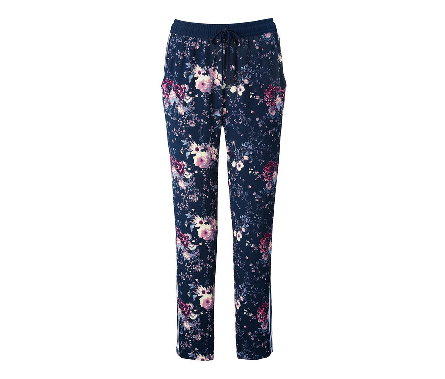 Bedruckte Webhose mit dunkelblauem Blumenmuster.
