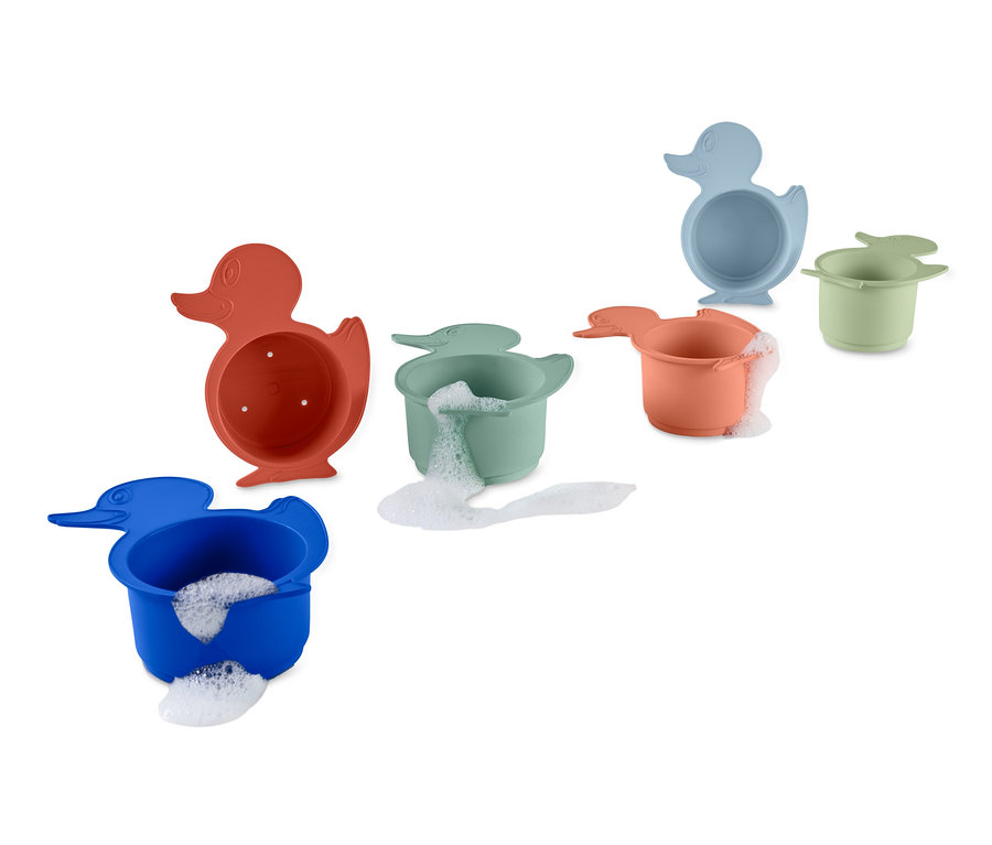 Sechs bunte Bade- und Sandspielbecher in Entenform.