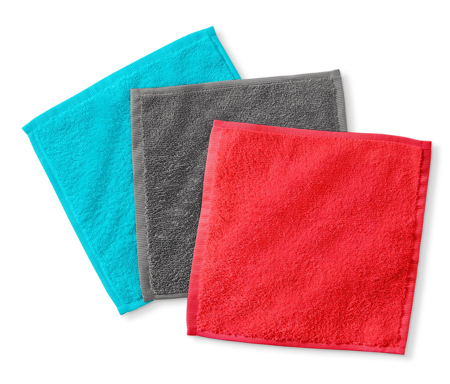 Drei Microfaser-Kosmetiktücher liegen auf einem weißen Hintergrund.