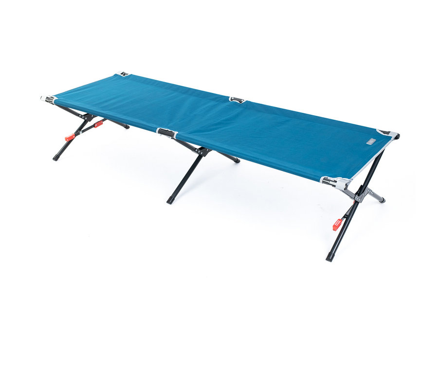 Eine blaue Campingliege vor einem weißen Hintergrund.