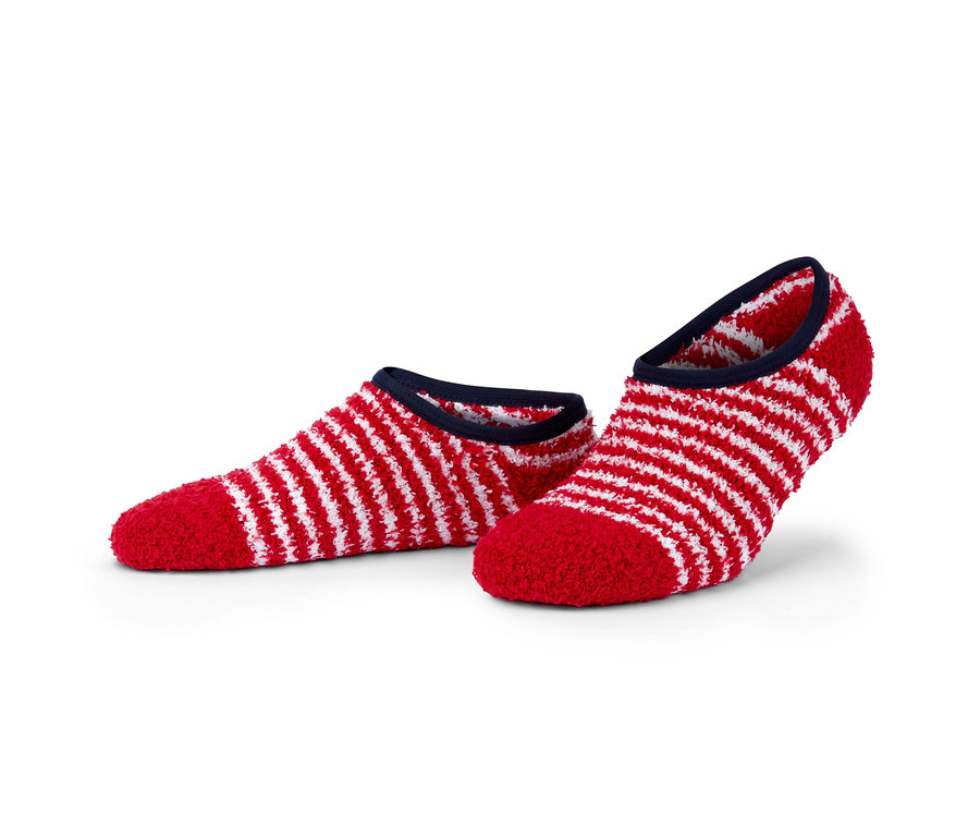 Zwei Paar rot-weiß gestreifte Hausschuhsocken.