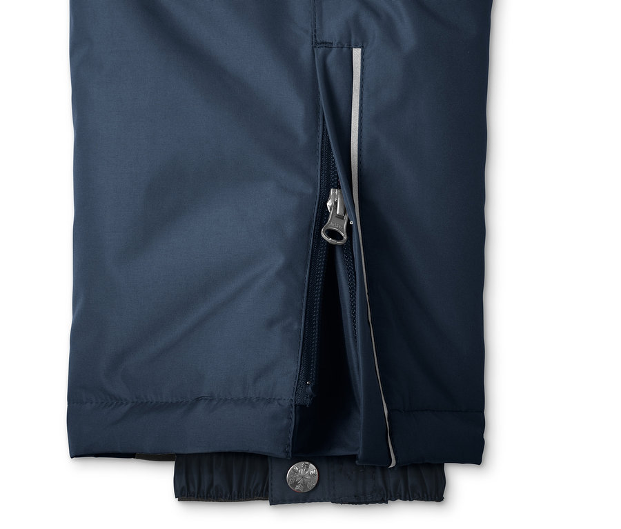 Detail einer Skihose mit geöffnetem Reißverschluss und Knopf.