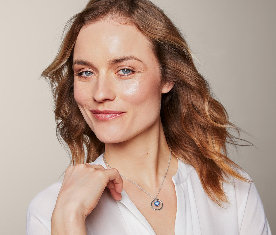 Porträt einer Frau mit einer Kette verziert mit Swarovski® Kristall.