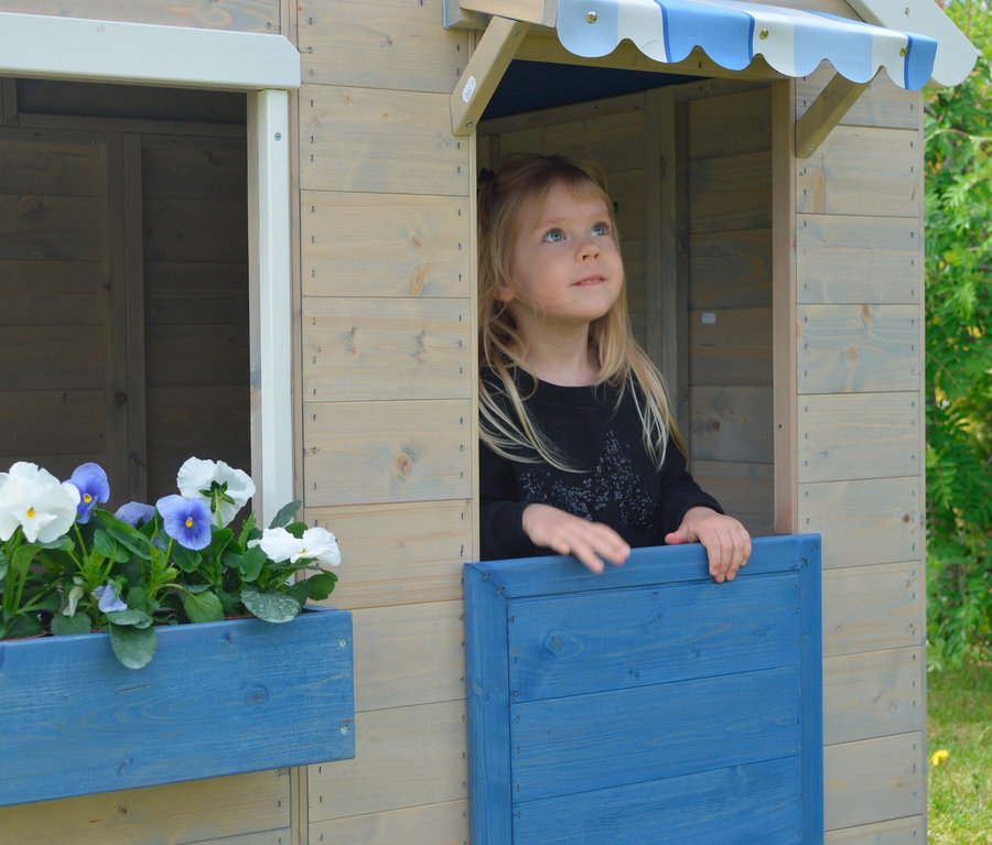 Mädchen schaut aus dem Fenster des Wendi-Spielhauses "Maritime House".