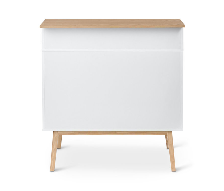 Eine weiße Bar mit Tresen mit einer hellen Holzplatte und Beinen.