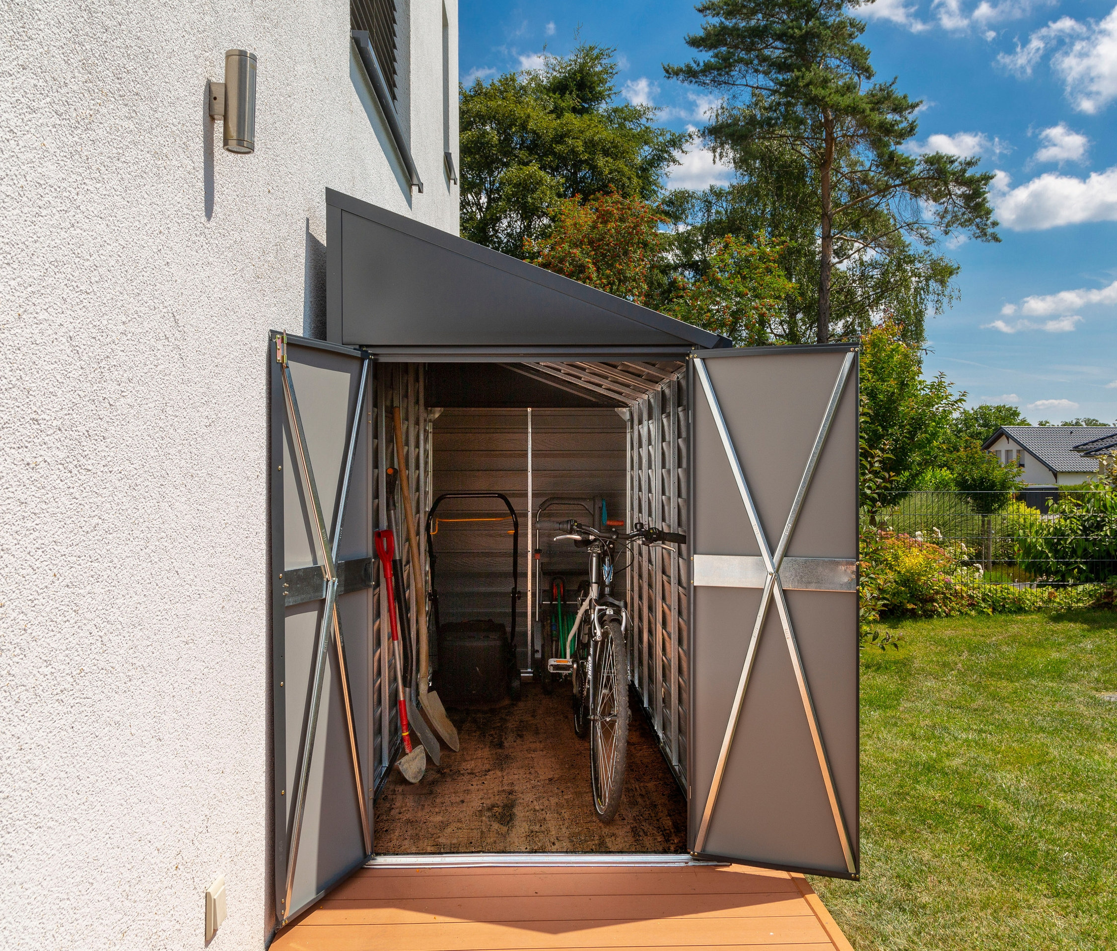 Offenes Anlehnhaus, 4x7 mit Fahrrad, Schaufel und Rechen drinnen.