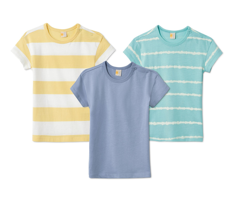 Drei T-Shirts aus Bio-Baumwolle: gelb-weiß gestreift, blau und türkis-weiß gestreift.