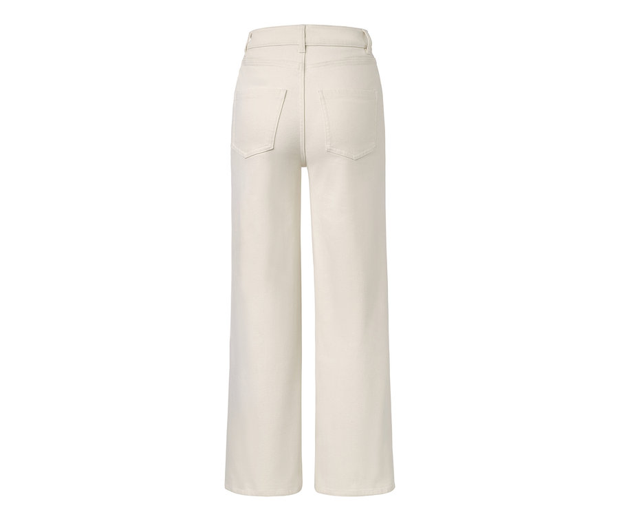 Detailansicht der Rückseite einer weißen Culotte-Jeans.