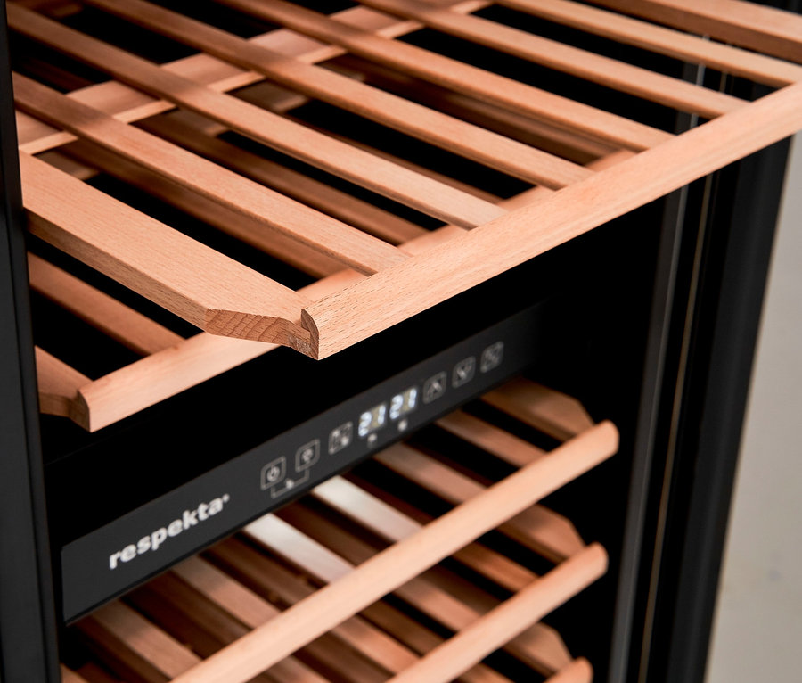 Detailaufnahme des Innenraums eines Weinkühlschranks Respekta®-Weinkühlschrank »WKS77«, G (von A bis G) mit Holzeinlegeböden.