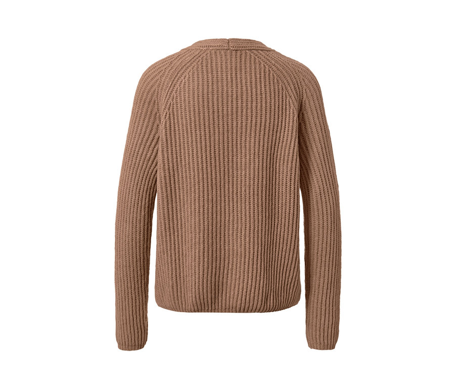 Detailansicht der Rückseite eines beigen Grobstrick-Pullovers mit Wolle.