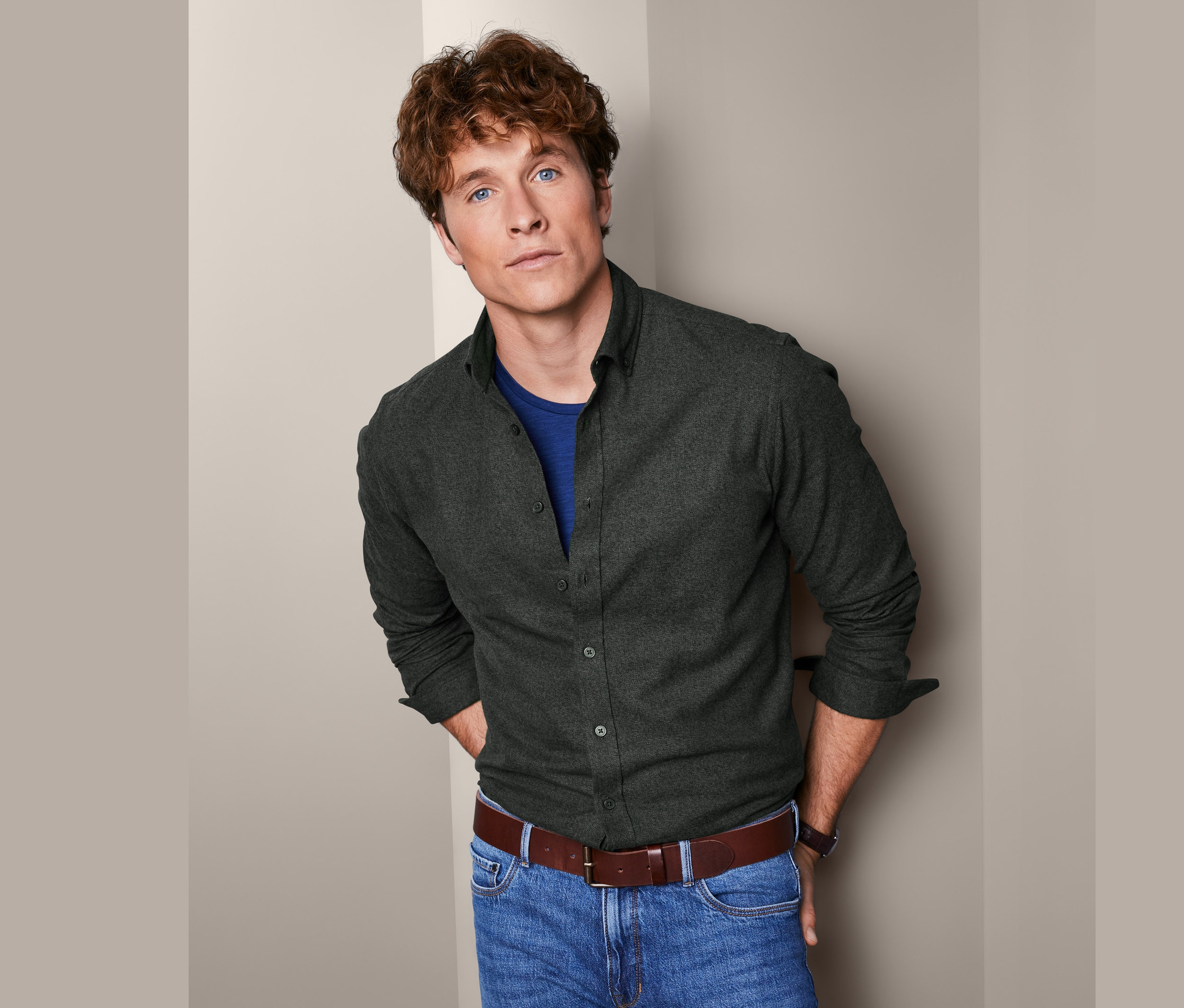 Mann posiert in einem grünen Flanell-Hemd.