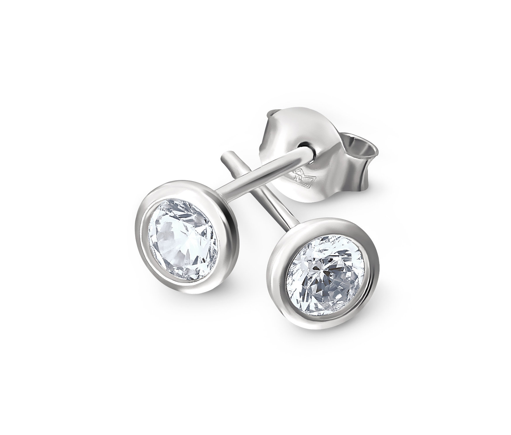 Zwei Ohrstecker aus 925 Silber mit Zirkoniasolitär liegen auf einem weißen Hintergrund.