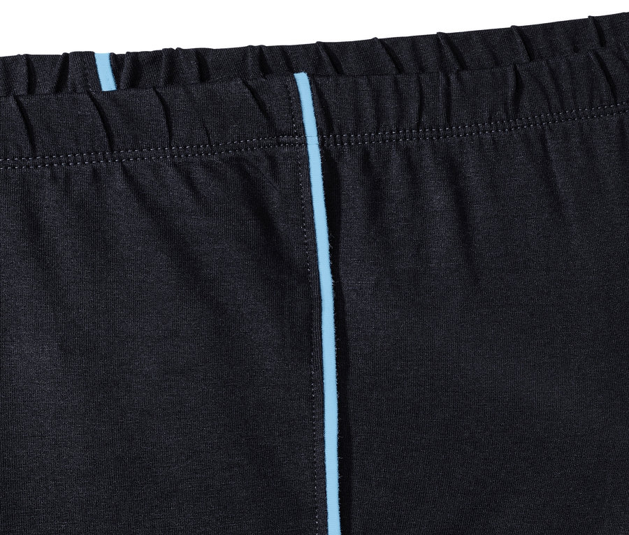 Detailaufnahme von Leggings mit Paspelierung.