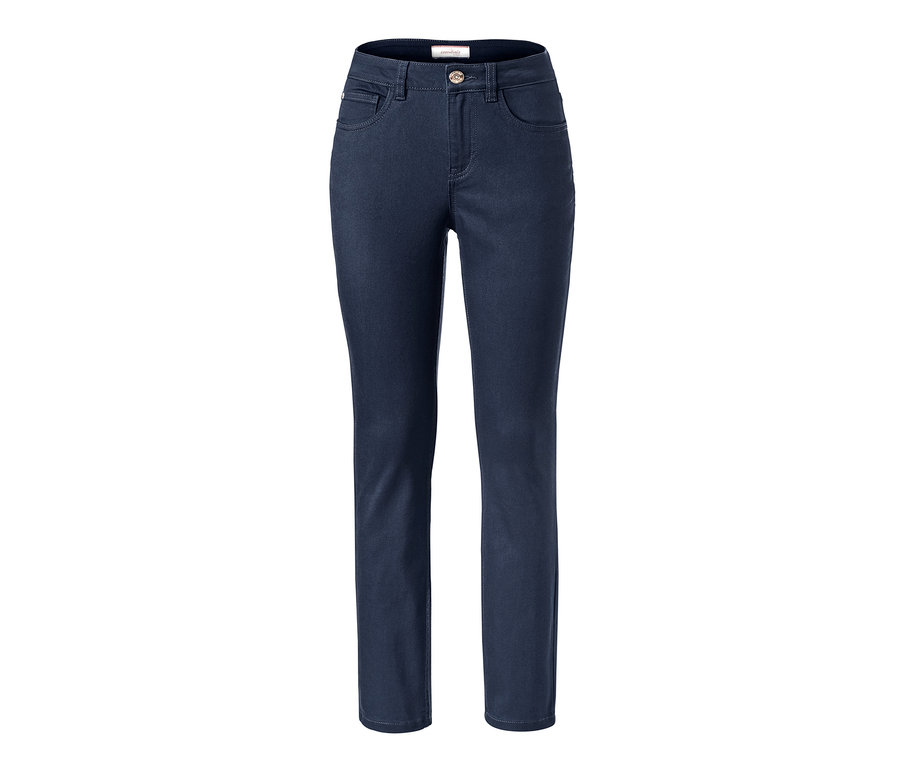 Dunkelblaue Jeans.