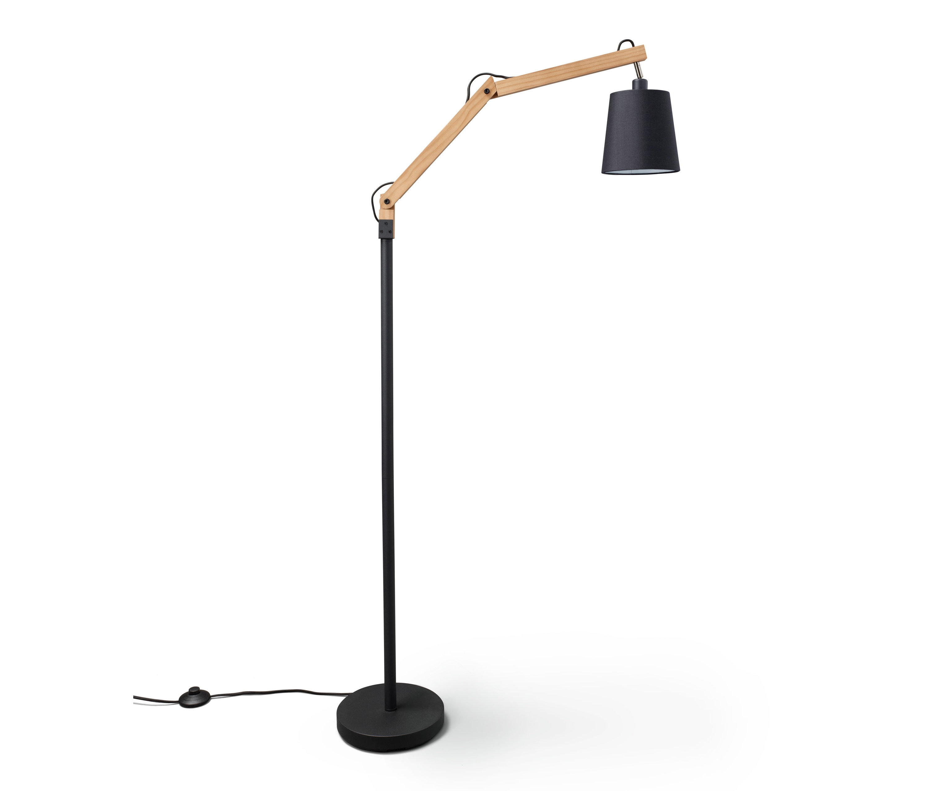 Stehleuchte mit Textilschirm auf weißem Hintergrund.