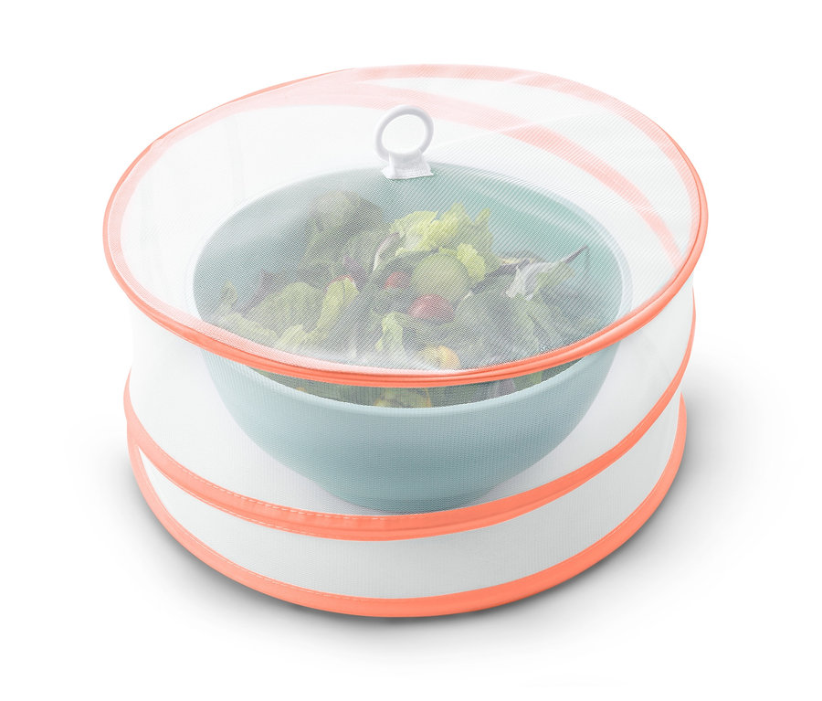 Eine faltbare Abdeckhaube bedeckt eine Schüssel Salat.