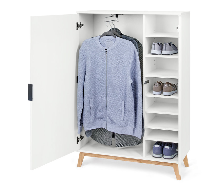 Offener, weisser Schuh- und Kleiderschrank mit Jacken und Schuhen darin.