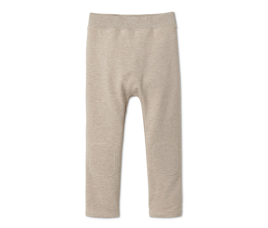 Eine beige Baby-Sweathose mit Knie-Patches.