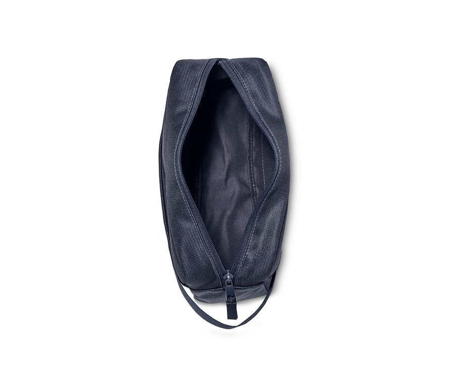 Offene Kulturtasche auf weißem Hintergrund.