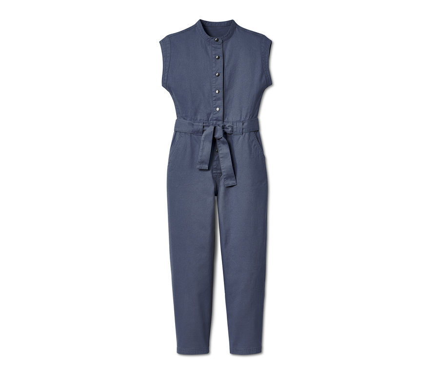 Blauer Overall mit Knöpfen und Gürtel.