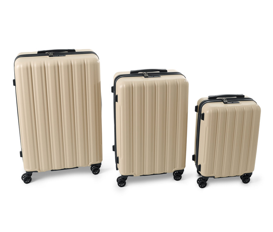 Drei beige Hartschalen-Koffer mit recyceltem Material, groß, mittel und klein, stehen nebeneinander.