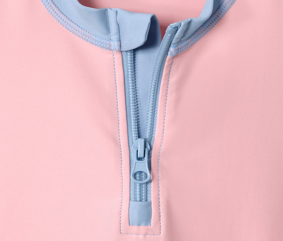 Detailansicht der UV-Schutz-Kombi mit recyceltem Material in Rosa und Blau mit Reißverschluss.