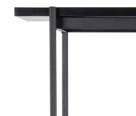 Detailaufnahme eines offenen Regals.