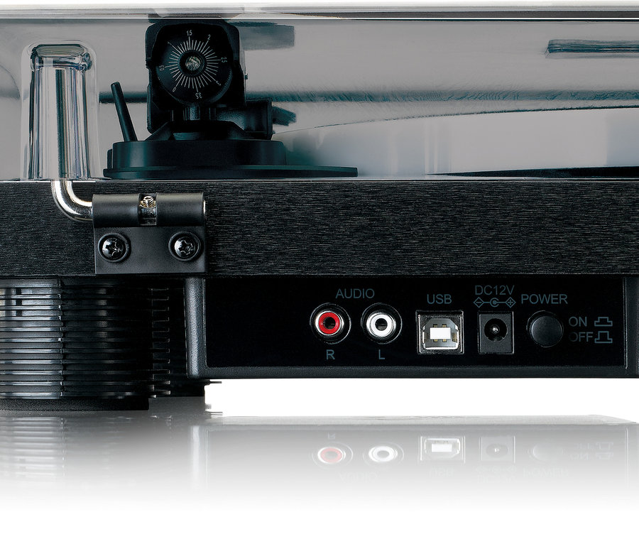 Detail der Rückseite des Lenco LS-50LEDBK Plattenspielers mit integrierten Lautsprechern, das Audioanschlüsse, USB, DC12V und Netzschalter zeigt.