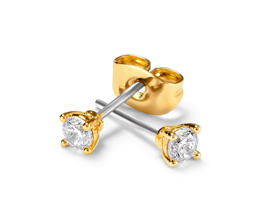 Zwei vergoldete Ohrstecker mit Strass und Pousetten liegen auf weißem Grund.