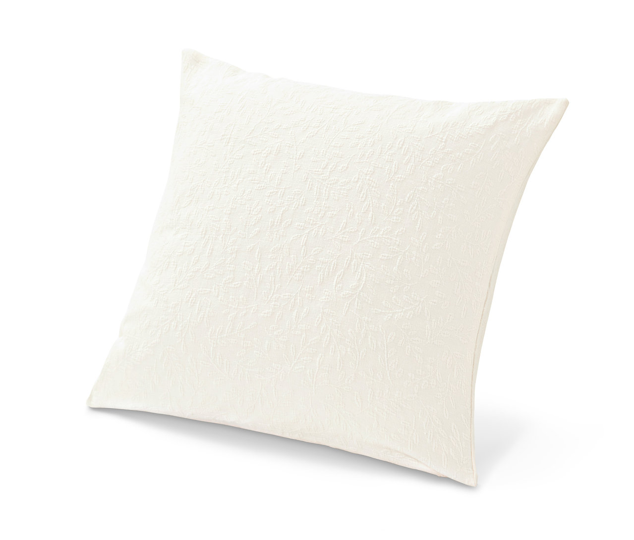 Ein beiger Dekokissen-Bezug mit Jacquard-Webung liegt auf einem weißen Untergrund.