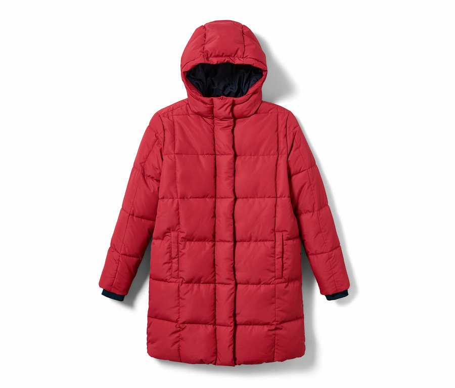 Roter Thermomantel mit Kapuze.