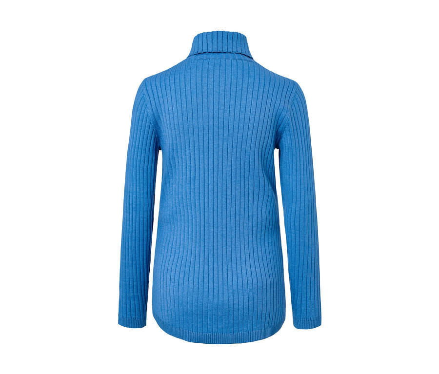 Detailansicht eines gerippten Rollkragenpullovers in Blau.