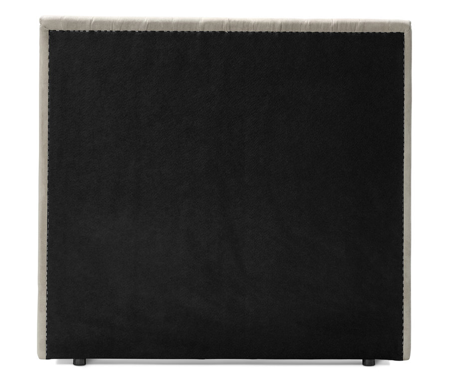 Rückansicht eines beigen Boxspringbetts mit schwarzem Stoff und kleinen Füßen.