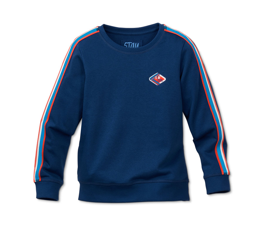 Blaues Sweatshirt mit rot-weißen Streifen an den Ärmeln.