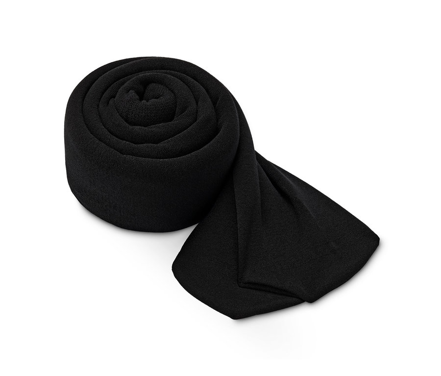 Eingerollte, schwarze Thermostrumpfhose.