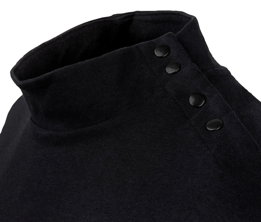 Detailansicht eines Fledermausshirts mit Knöpfen am Kragen.