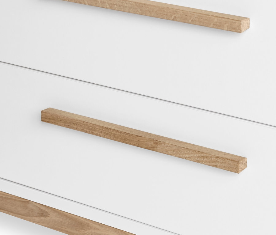 Detailansicht einer weißen »Eklund« Garderobe mit Stauraum und Holzgriffen.