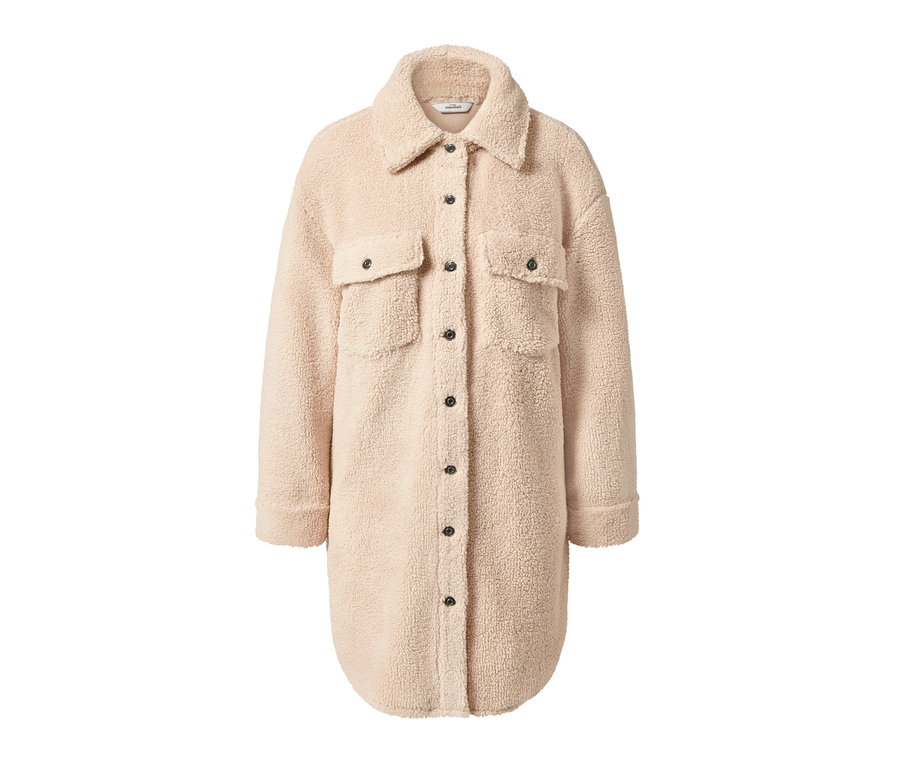 Ein beiges Teddy-Overshirt mit Knöpfen und Taschen.