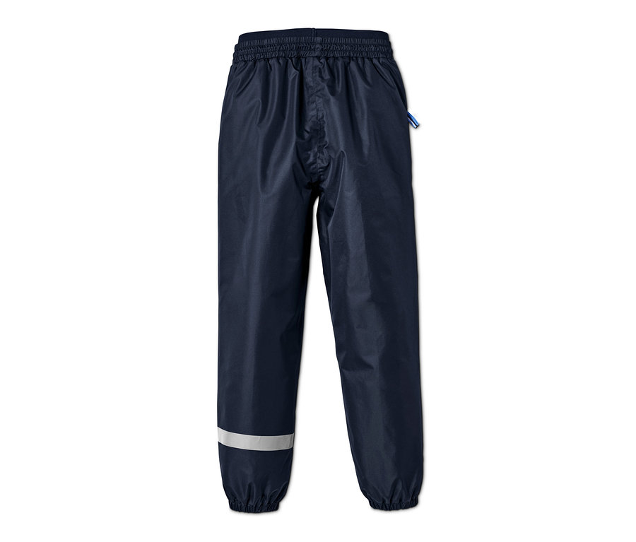 Dunkelblaue Regenhose, packbar, aus recyceltem Material, mit Reflektoren an den Hosenbeinen.