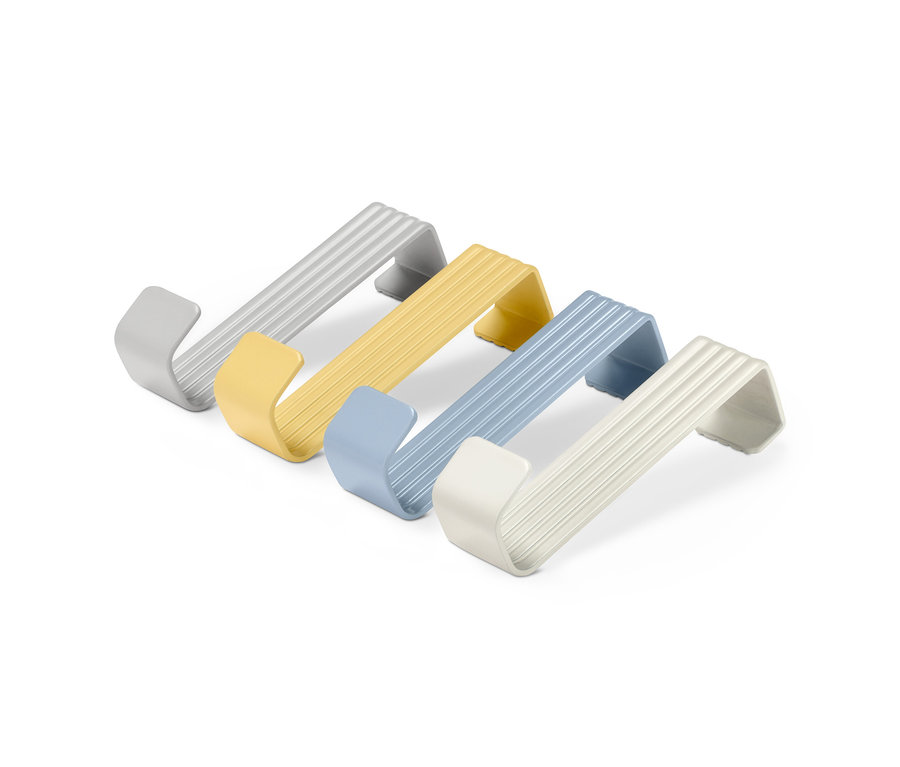 Vier Türhaken in Grau, Gelb, Blau und Weiss.