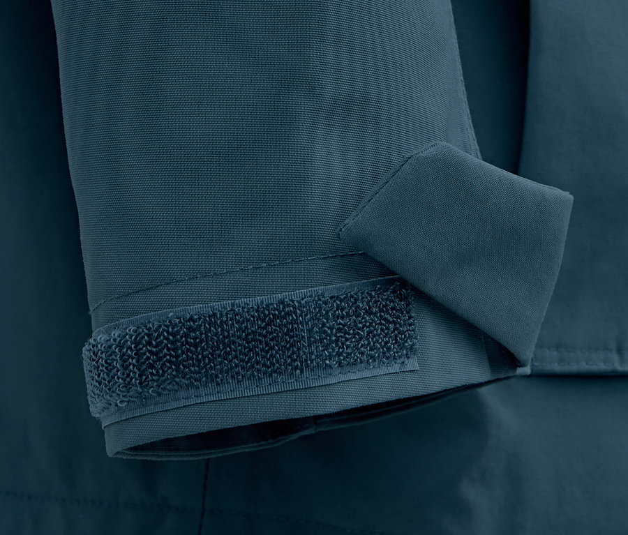 Detailansicht eines Funktionsparkas, der eine verstellbare Manschette am Ärmel zeigt.