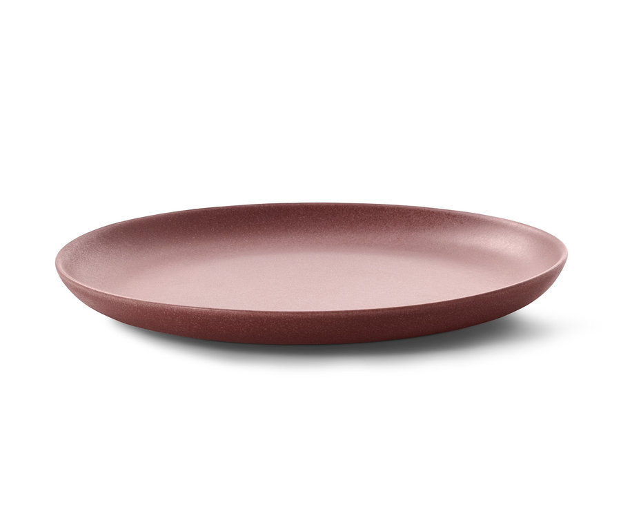 Einer von zwei Tellern auf weissem Hintergrund.