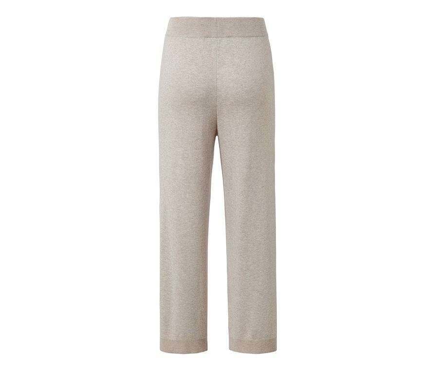 Beige Loungehose aus Strick von hinten.