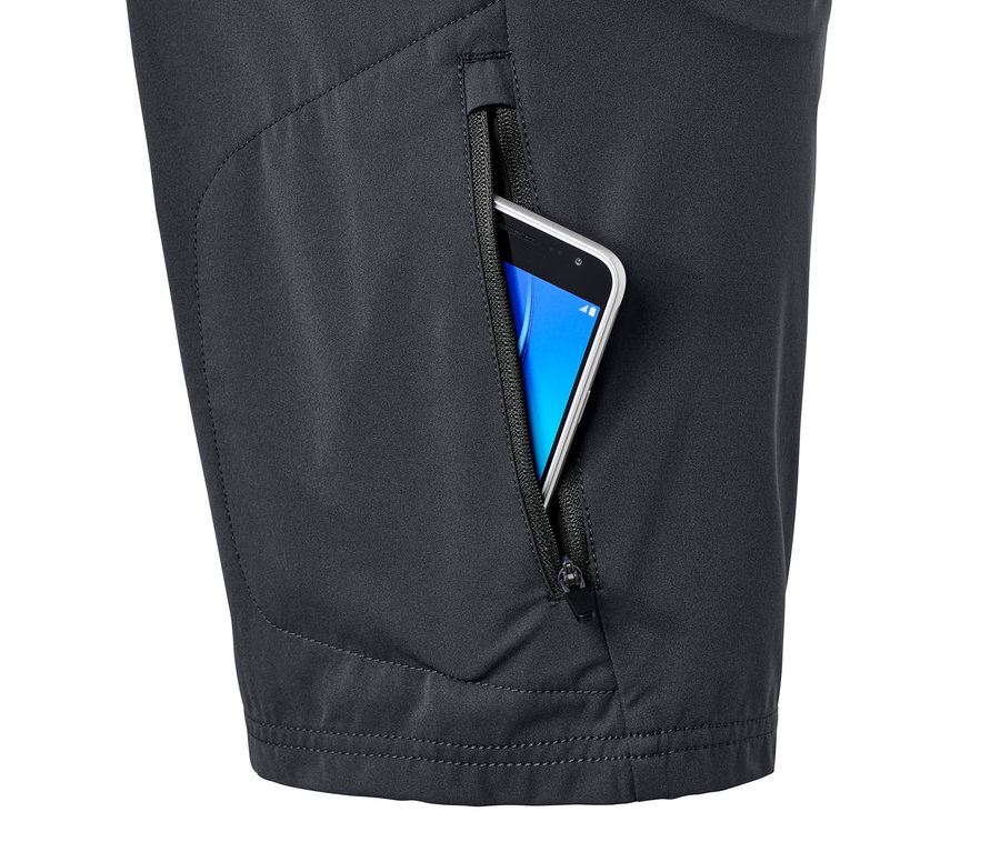 Detail der Rad-und-Wander-Shorts »Pro« mit einem Handy in der Tasche.