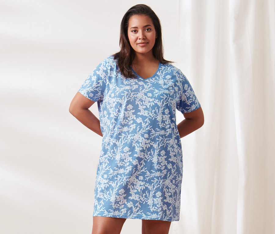 Frau posiert in einem Nachthemd.