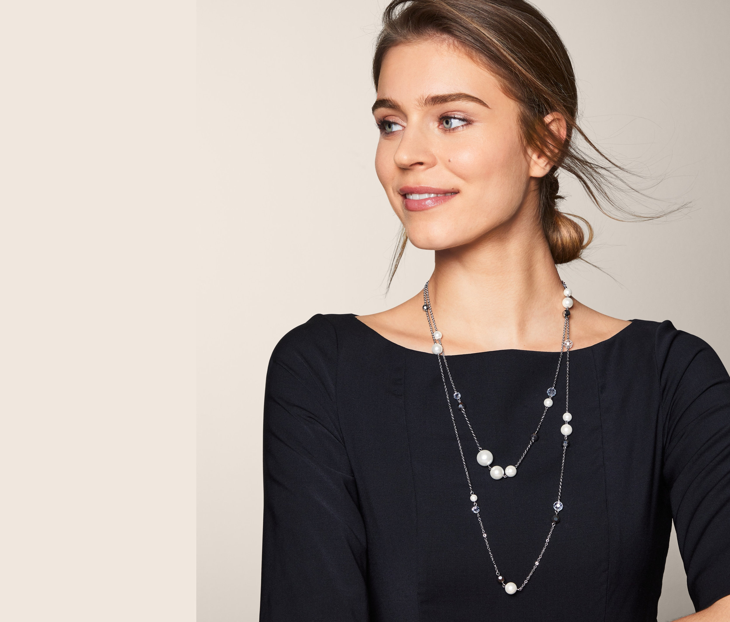 Frau trägt Layerkette verziert mit Glaskristallen und Glasperlen.