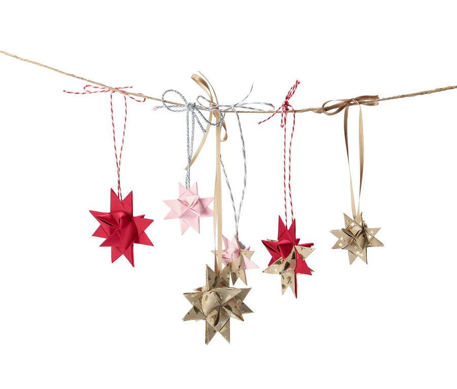 Hängende Papiersterne aus dem Papiersterne-Bastel-Set.